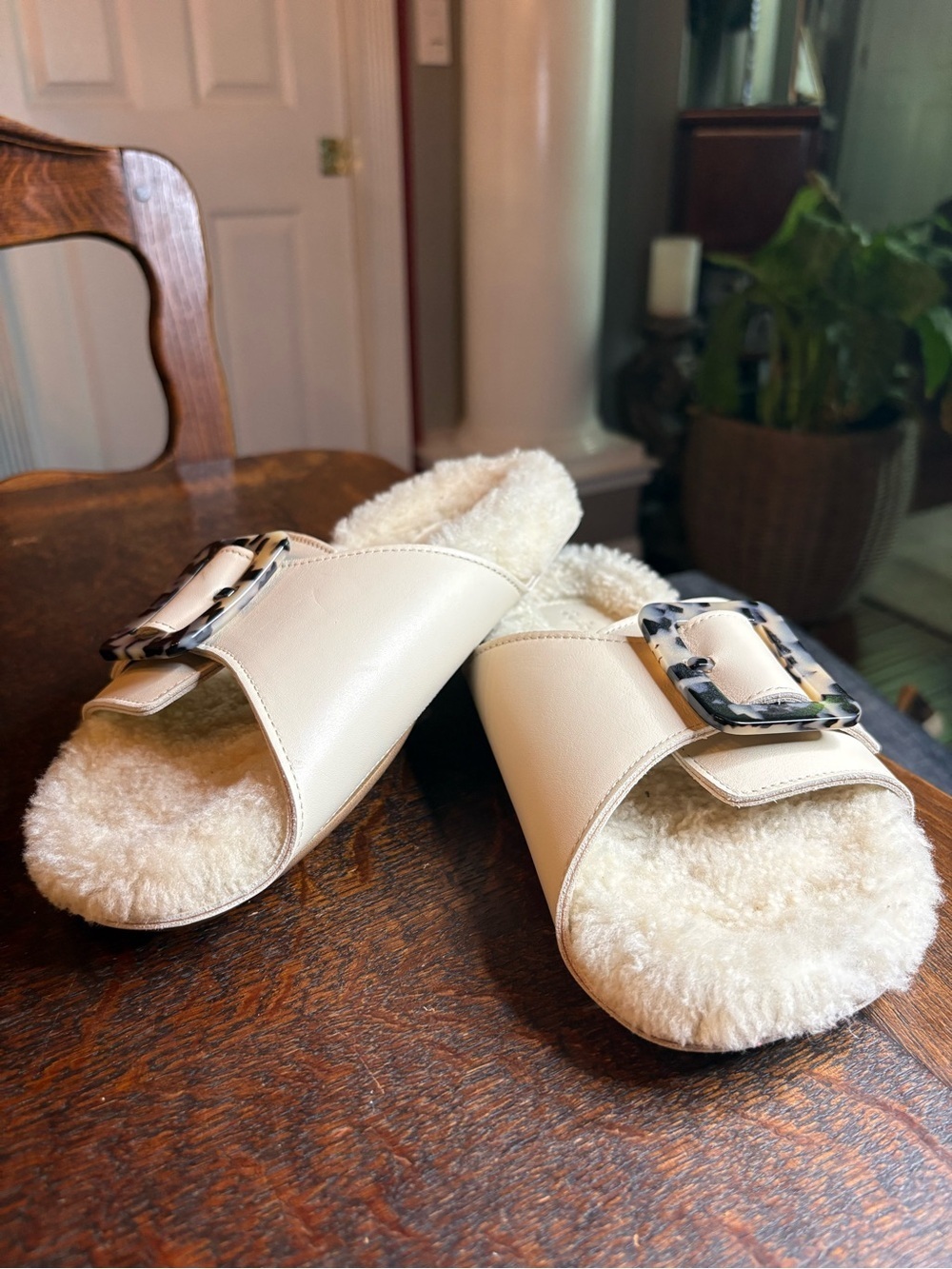 Definery Ivory Leather Shearling Loop Slides Tortoise Buckle 36